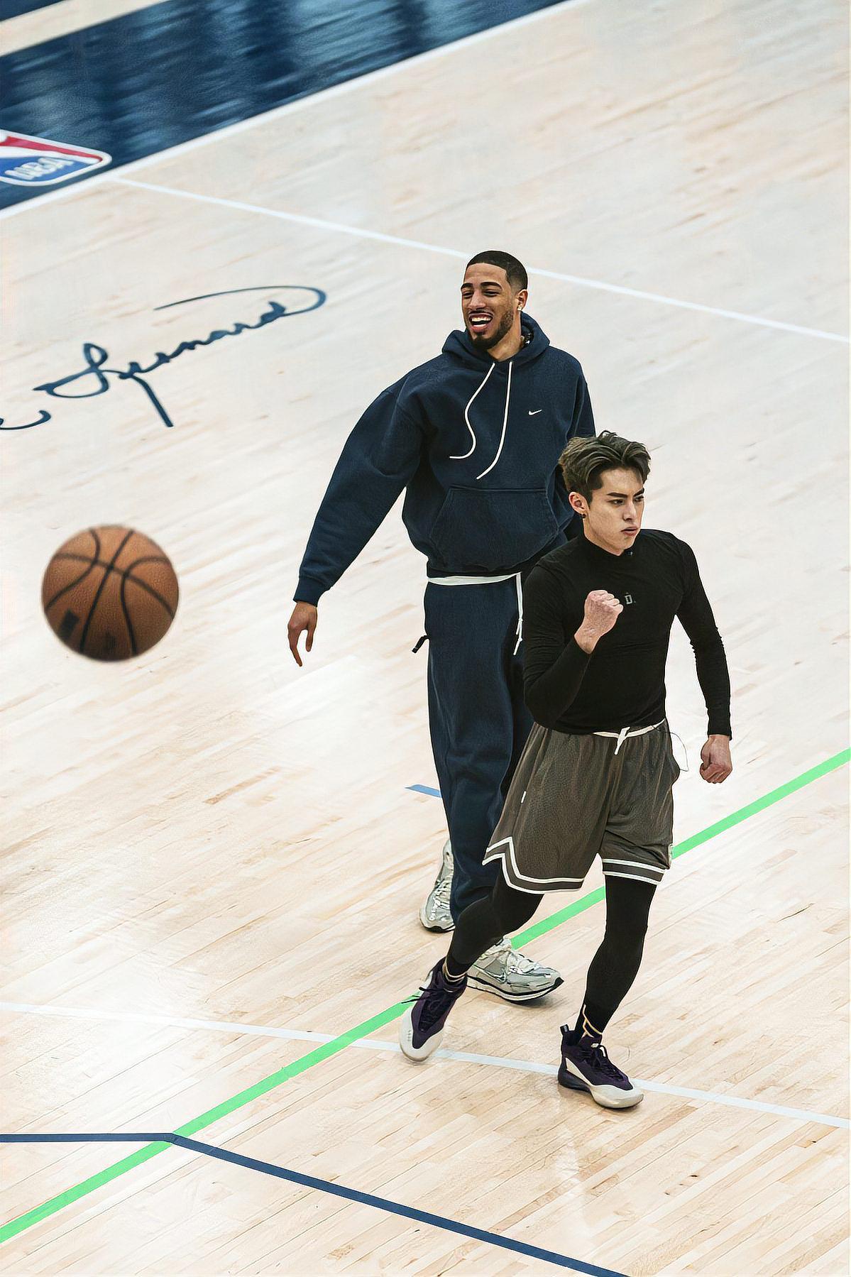 NBA球员在全明星赛中展现出色表现，引发球迷狂热的简单介绍